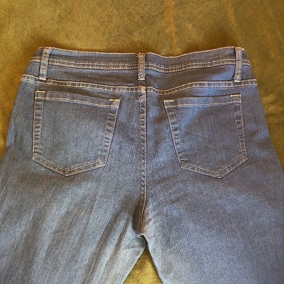 F21 | Light Wash Denim Jeans - Picture 5 of 7